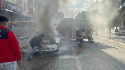 Konya'nın Ereğli ilçesinde bir otomobilde motor kısmından duman yükselmesi sonucu