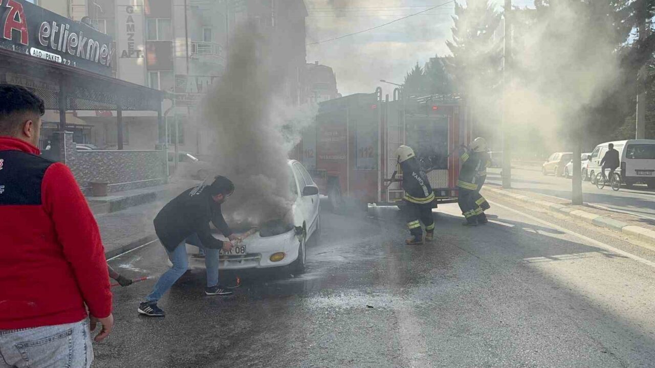 Konya'nın Ereğli ilçesinde bir otomobilde motor kısmından duman yükselmesi sonucu
