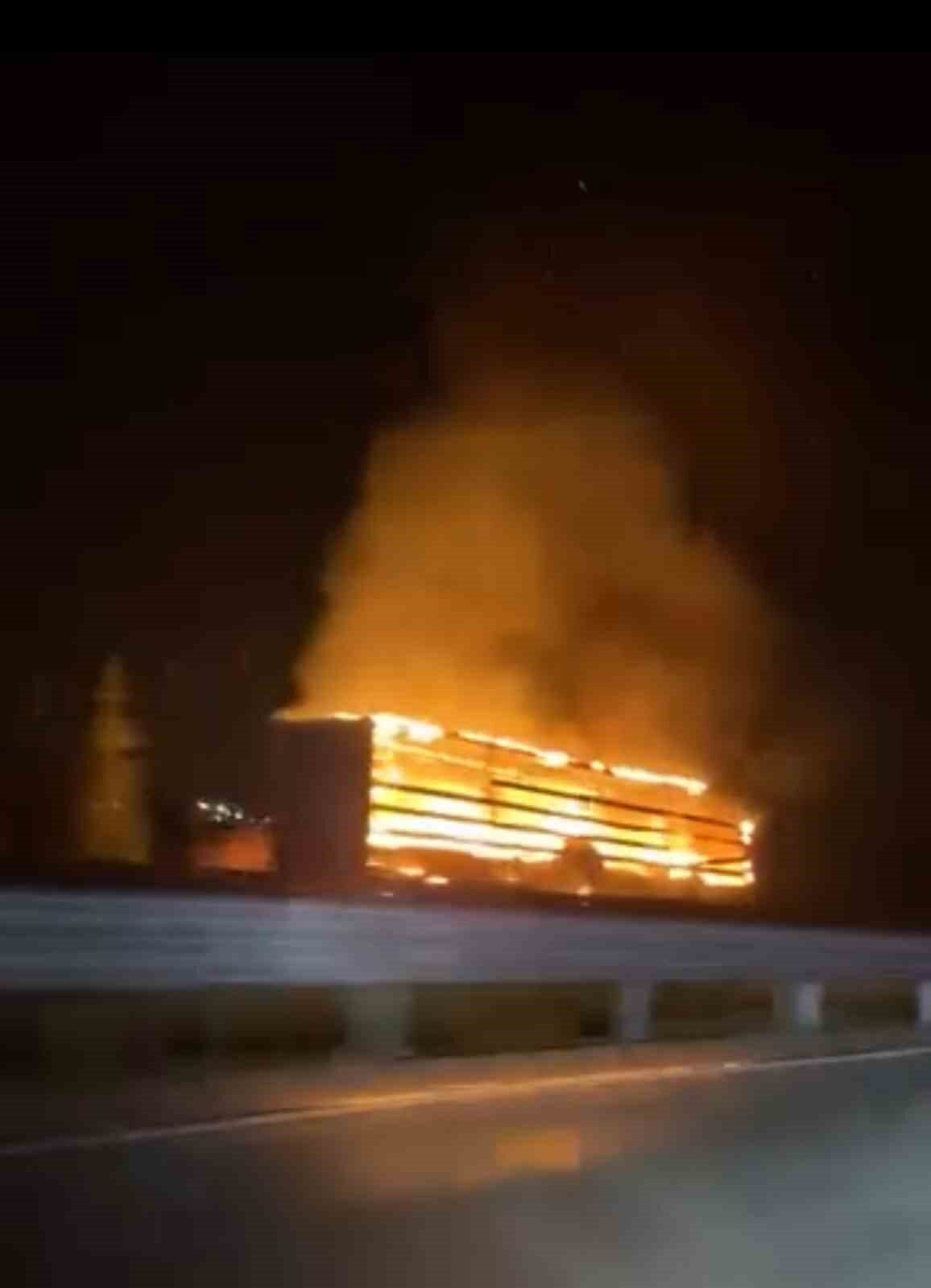 Tokat'ta A.H. idaresindeki İran plakalı tırın lastiği seyir halindeyken alev