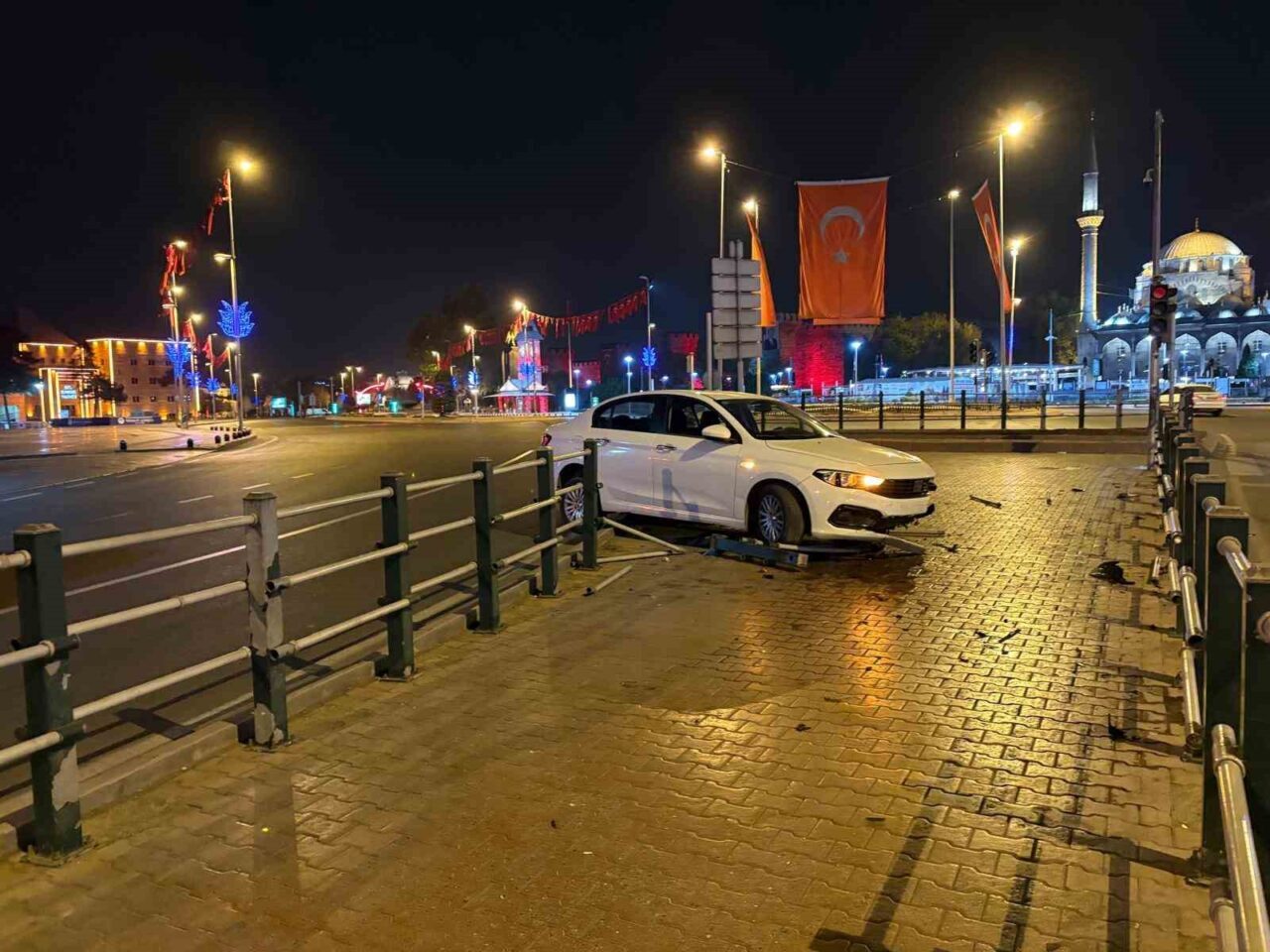 Kayseri'nin Kocasinan ilçesinde H.K. yönetimindeki otomobil, sürücünün uyuması sonucu bariyerlere