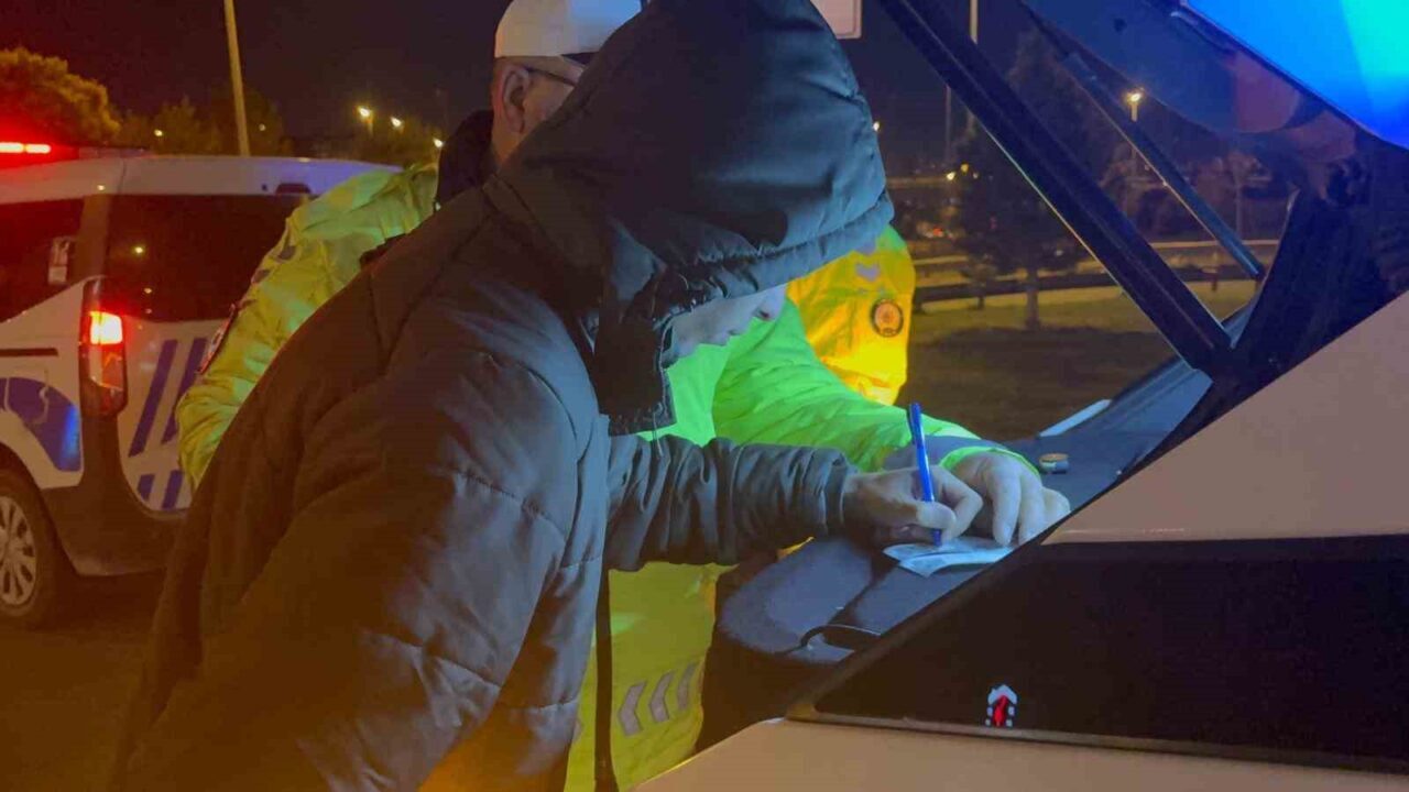 Kayseri'de B.İ. adlı sürücü, alkollü halde direksiyon başında uyuyarak kaldırıma