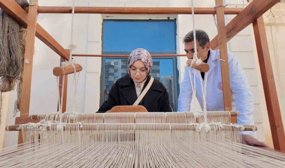 Siirt’te 24 Kasım Öğretmenler Günü’nde 24 öğretmen, Atatürk portresine ilmek atarak unutulmaz bir anı oluşturdu. Siirt’te 24 Kasım Öğretmenler Günü için Olgunlaşma Enstitüsü, 24 öğretmenin