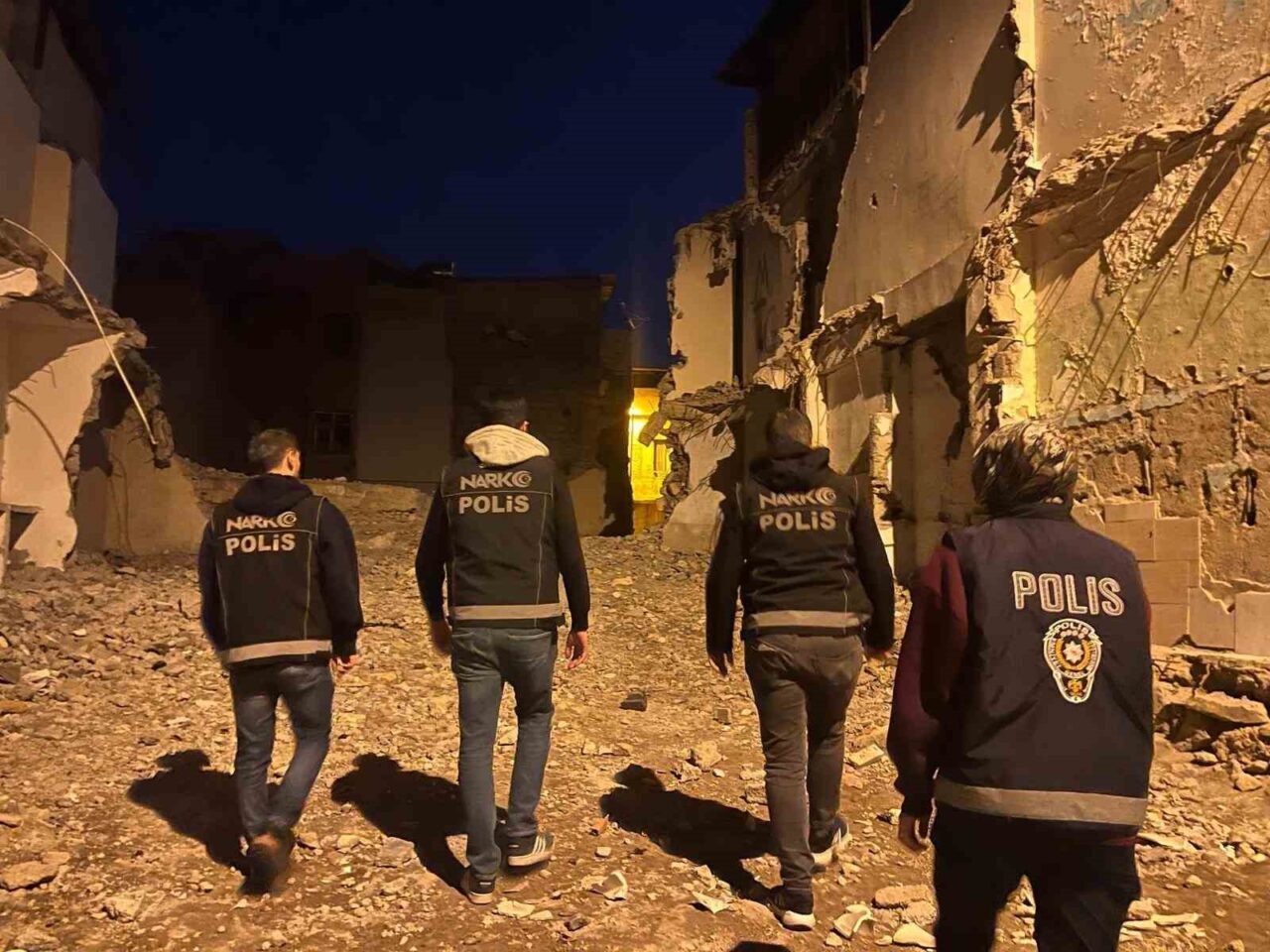 Siirt'te İl Emniyet Müdürlüğü tarafından gerçekleştirilen "narko-alan" uygulamasında, kent merkezi