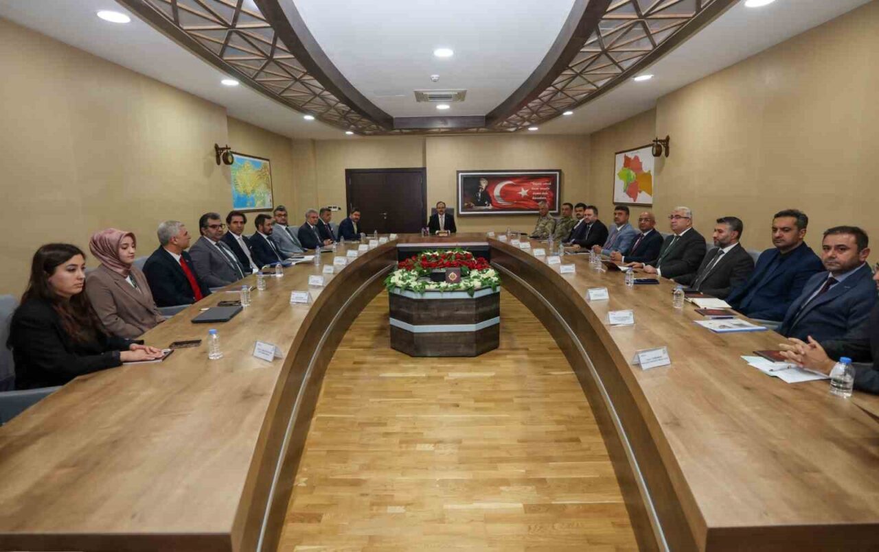 Siirt’te, Vali Dr. Kemal Kızılkaya'nın başkanlığında bağımlılıkla mücadele toplantısı yapıldı.