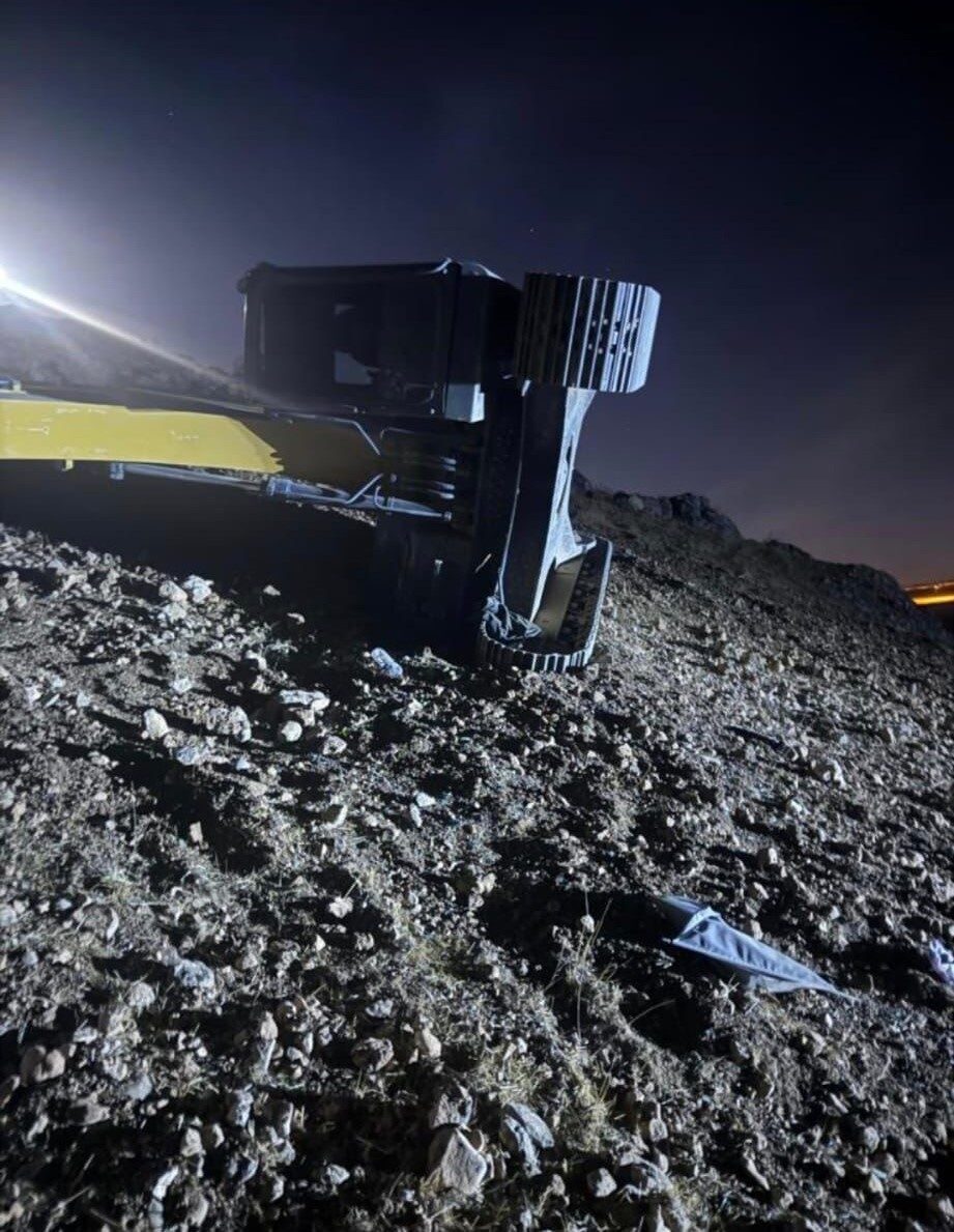 Siirt'in Kurtalan ilçesinde bir ekskavatör, bilinmeyen bir nedenle devrildi. Kazada