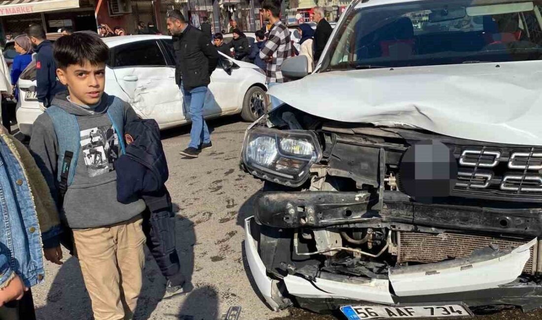 Siirt’te iki otomobilin çarpışması sonucunda bir kişi yaralandı, olayla ilgili soruşturma sürüyor. Siirt’in Kurtalan ilçesinde, Cumhuriyet Mahallesi'ndeki Yaşar Kemal Caddesi'nde iki otomobilin