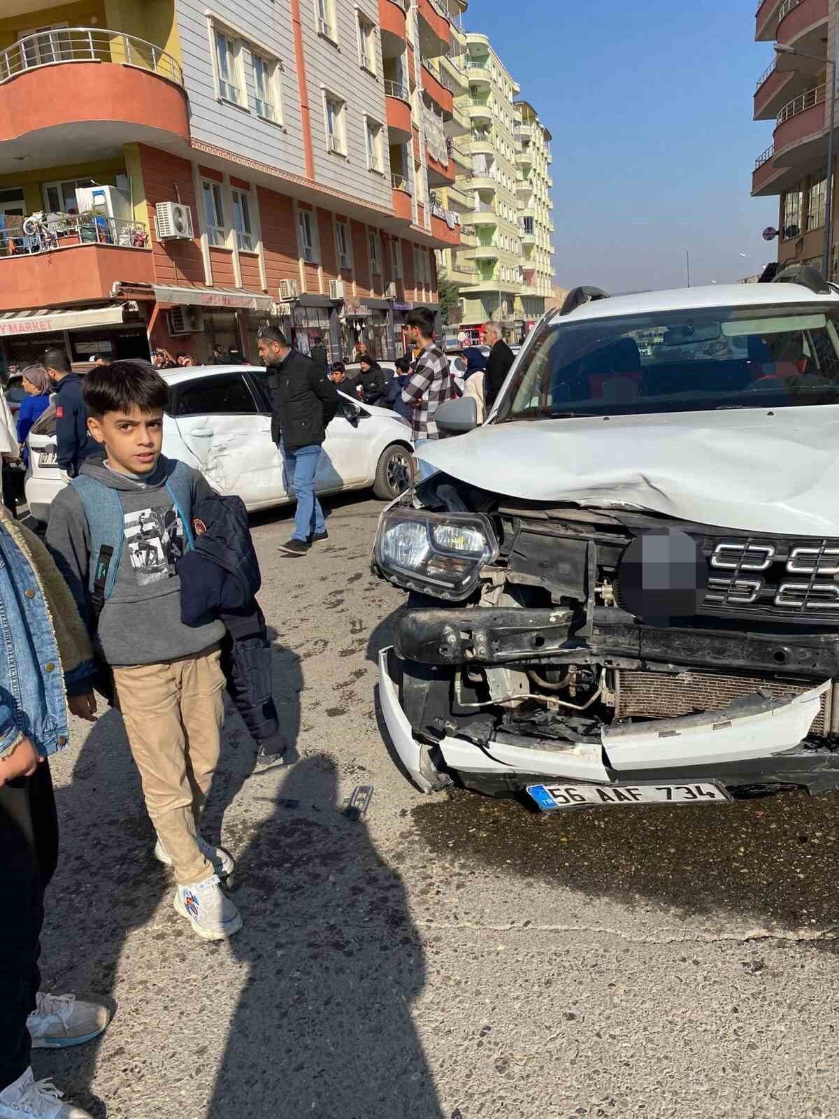 Siirt’in Kurtalan ilçesinde, Cumhuriyet Mahallesi'ndeki Yaşar Kemal Caddesi'nde iki otomobilin