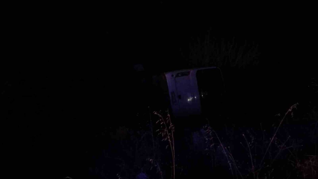 Siirt’in Şirvan ilçesinde, gece vardiyasından dönen işçileri taşıyan bir otobüs