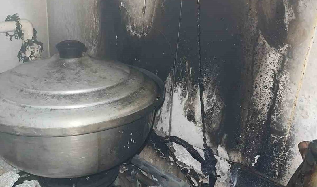 Siirt’te gece saatlerinde çıkan ev yangını itfaiye ekipleri tarafından söndürüldü Siirt'te Kooperatif Mahallesi'nde bir evde çıkan yangın, itfaiye ekiplerinin hızlı