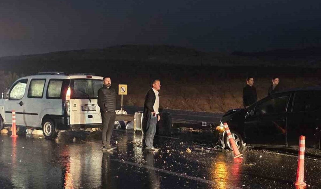 Siirt’te Ticari Araç ile Otomobilin Çarpışması Sonucu Maddi Hasar Oluştu Siirt'te, Kurtalan-Batman karayolunda yağış nedeniyle kayganlaşan yolda hafif ticari araç