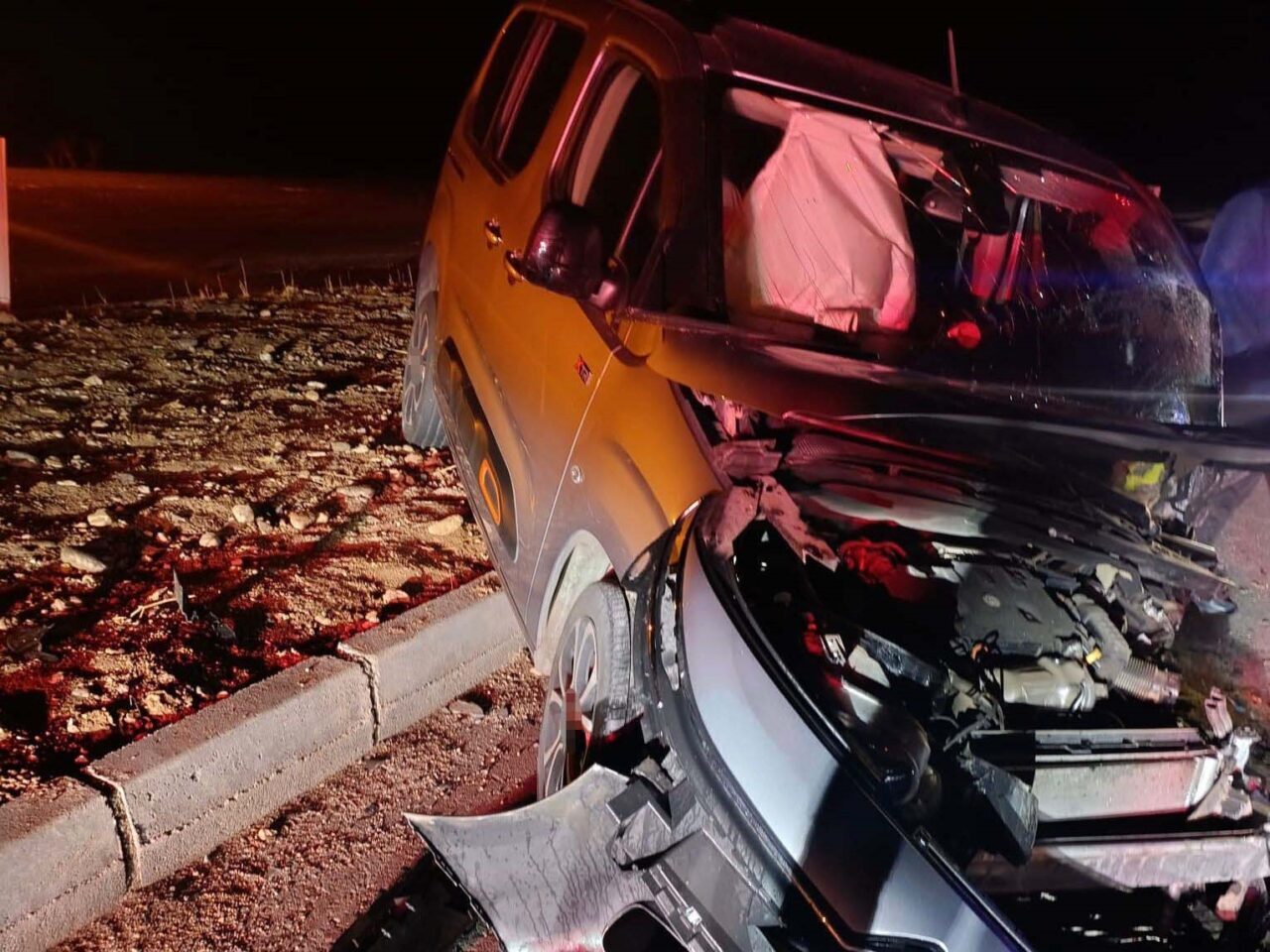 Siirt’in Kurtalan ilçesinde otomobil ve hafif ticari aracın çarpışması sonucu