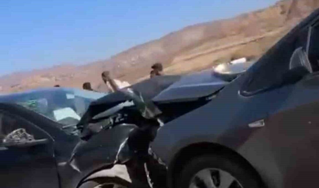 Siirt'te Veysel Karani karayolu üzerindeki Tütün köyü mevkiinde iki aracın