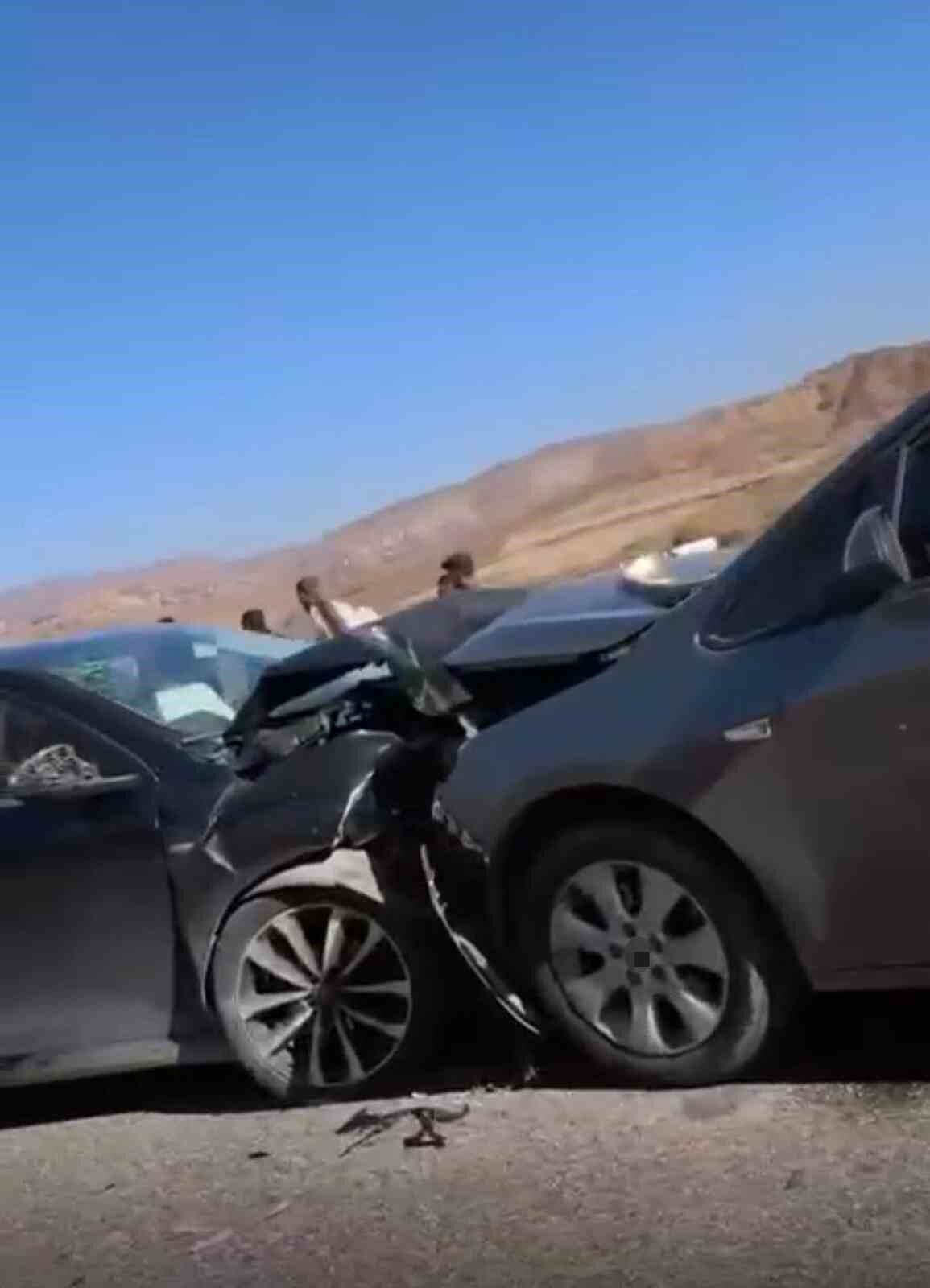 Siirt'te Veysel Karani karayolu üzerindeki Tütün köyü mevkiinde iki aracın