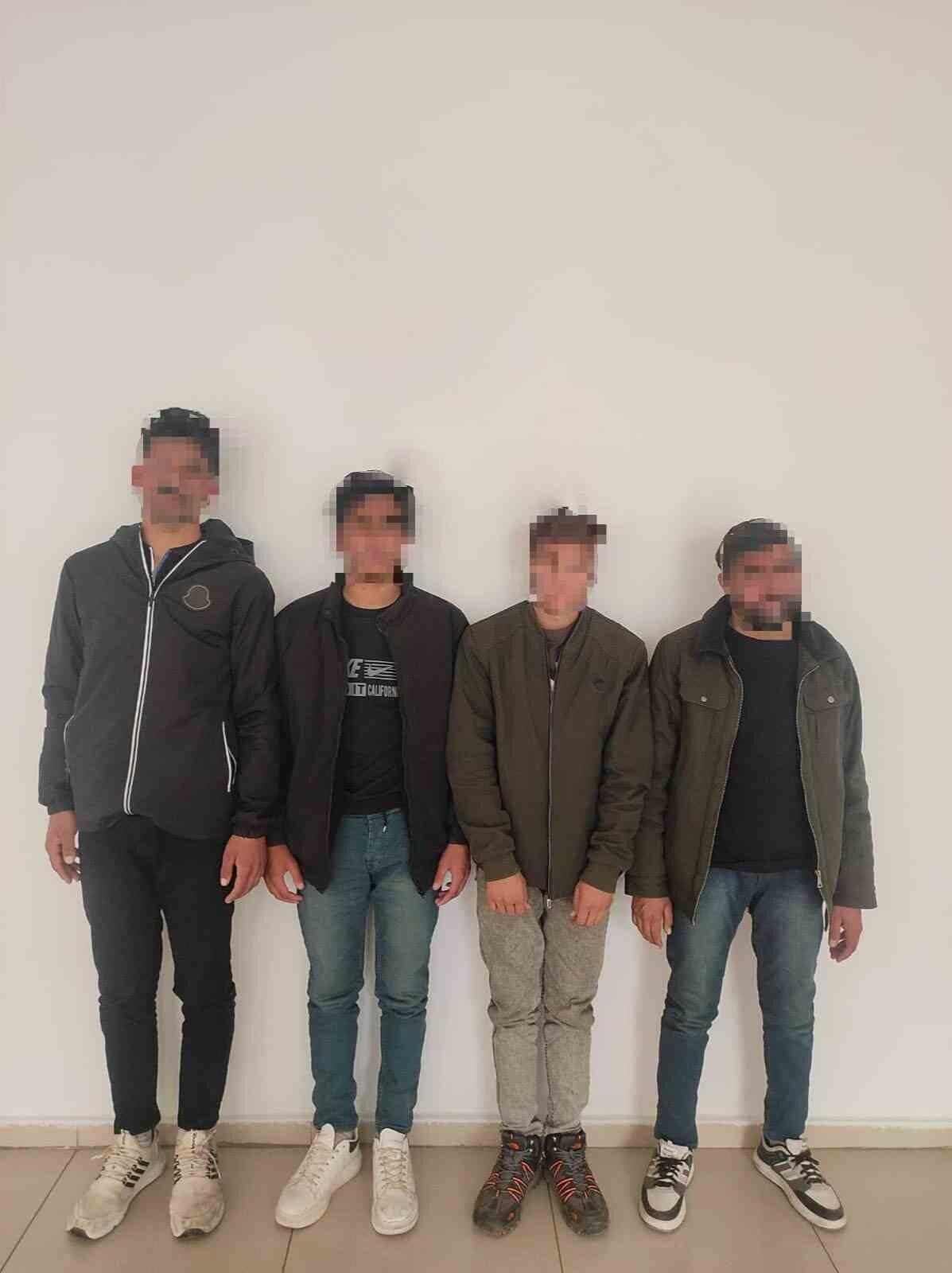 Siirt'te gerçekleştirilen bir polis kontrolünde, sahte pasaport taşıyan 4 Afgan