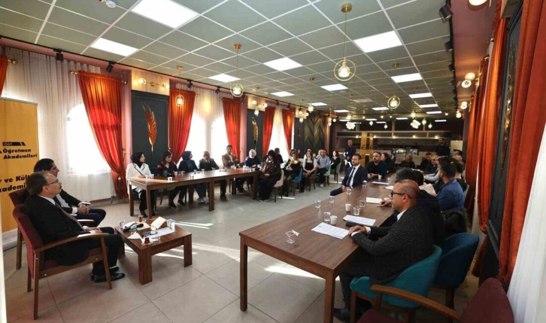 Siirt’te “Şehir ve Kültür Akademisi” Programı Vali Kızılkaya’nın Katılımıyla Gerçekleşti Siirt'te düzenlenen "Şehir ve Kültür Akademisi" programına katılan Vali Kemal