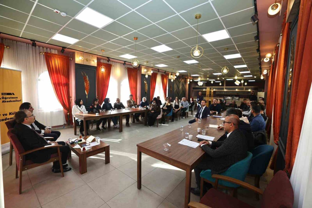Siirt'te düzenlenen "Şehir ve Kültür Akademisi" programına katılan Vali Kemal