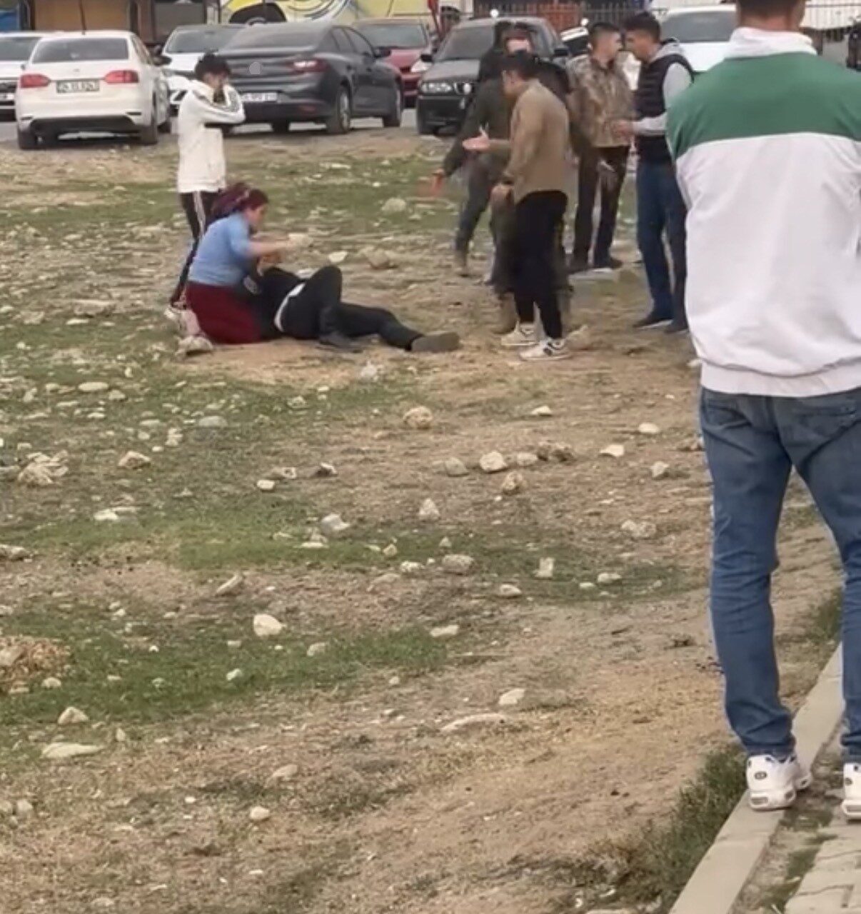 Siirt'te Abdurrahman Kavak Caddesi'nde iki grup arasında yaşanan silahlı çatışmada