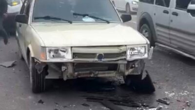 Siirt'in Kurtalan ilçesinde, yoğun sis nedeniyle bir otomobil koyun sürüsüne