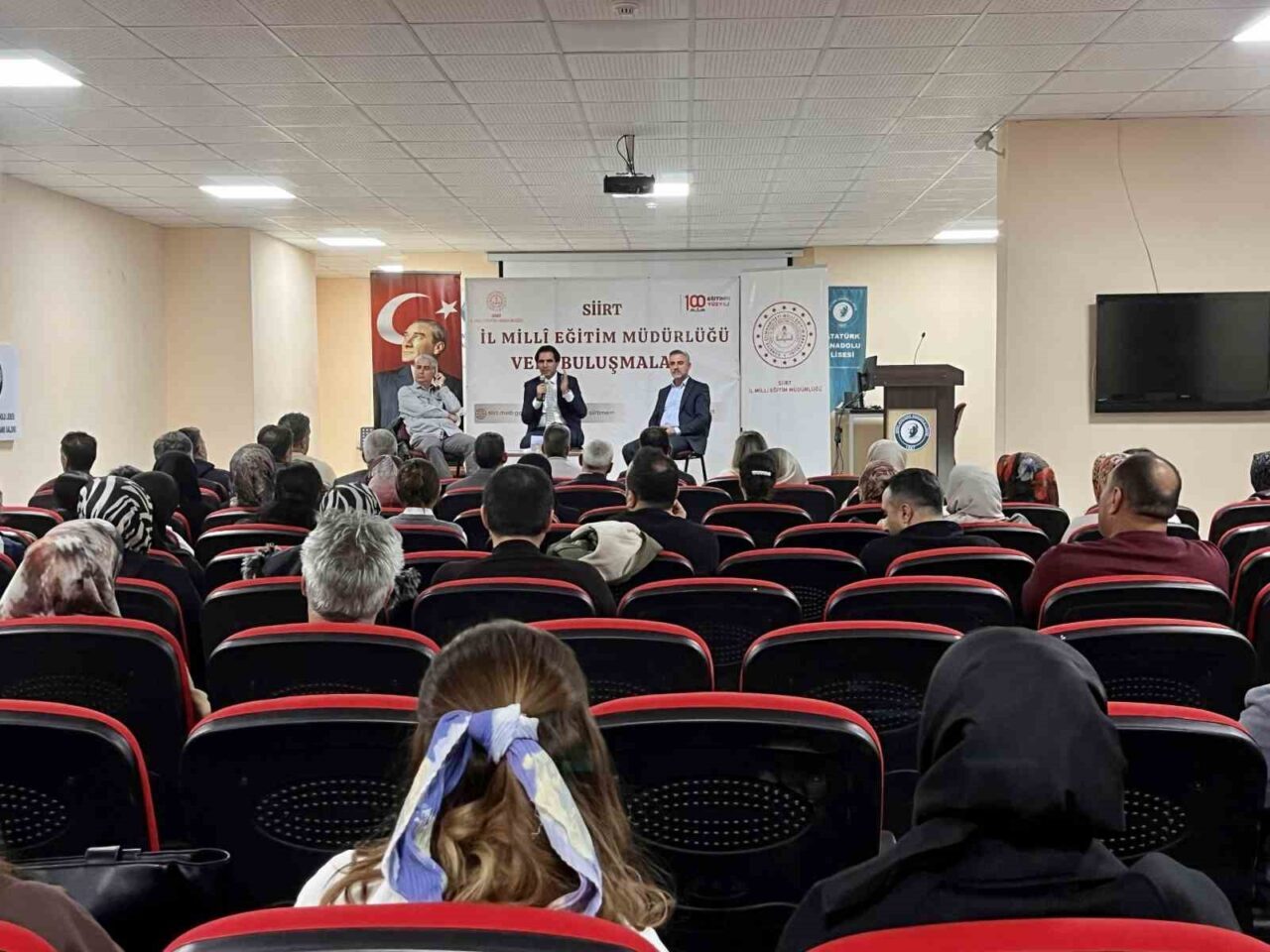 Siirt’te Veli Buluşmaları’nın Altıncı Toplantısı Atatürk Anadolu Lisesi’nde Düzenlendi Siirt İl Milli Eğitim Müdürlüğü, Veli Buluşmaları'nın altıncı toplantısını Atatürk