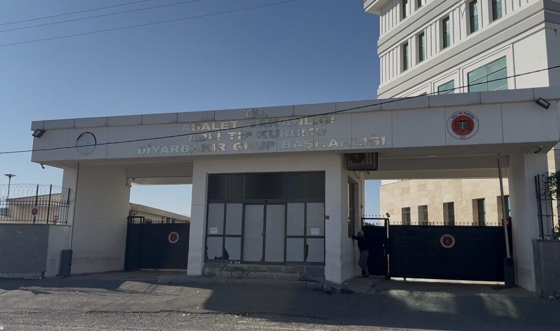 Diyarbakır’da Silahlı Saldırıya Uğrayan 23 Yaşındaki Genç Hayatını Kaybetti Diyarbakır'da 23 yaşındaki Tarkan Gezer, Şeyh Şamil Mahallesi’nde kimliği belirsiz