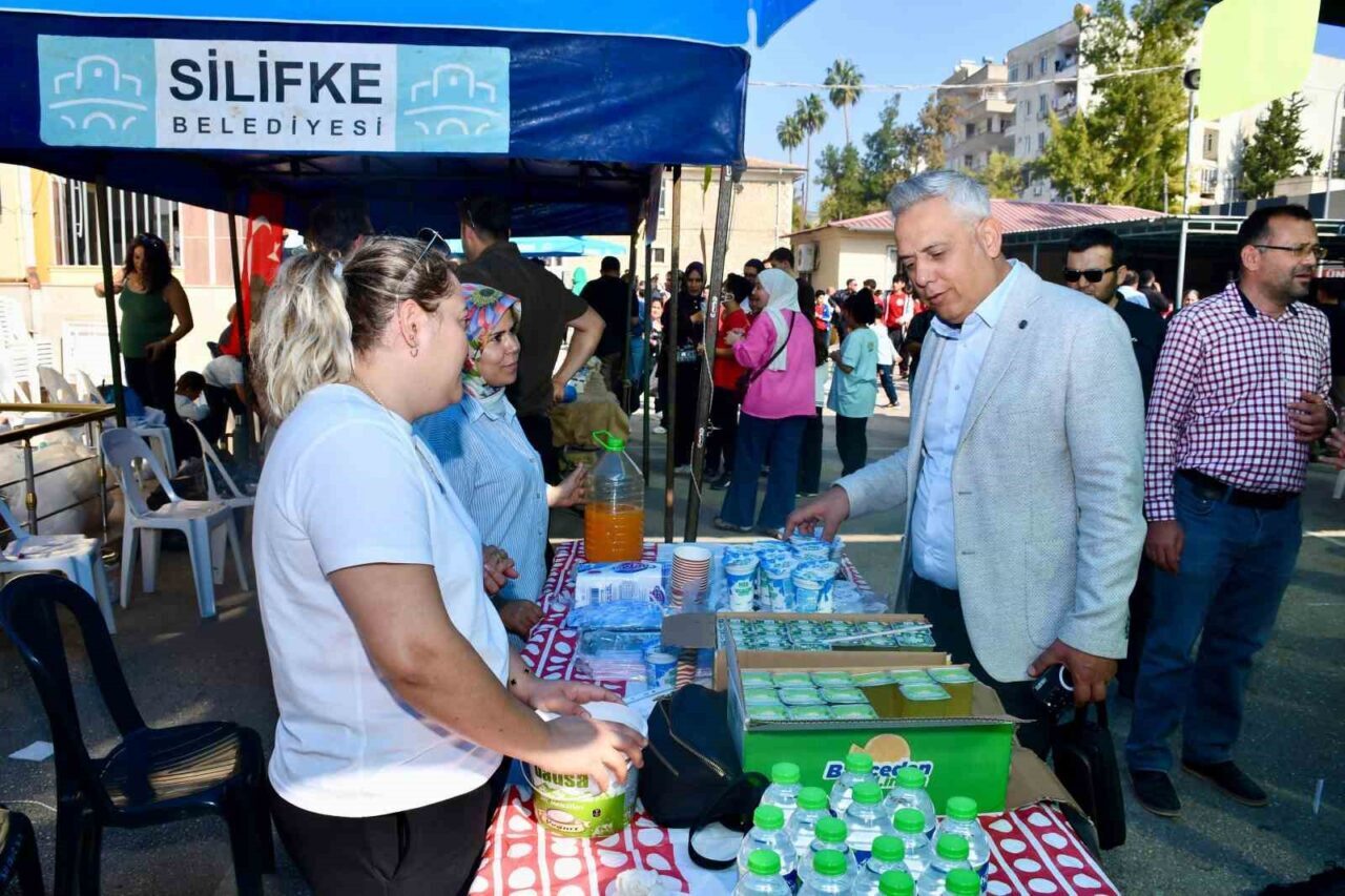 Mersin'in Silifke ilçesinde Gazipaşa İlkokulu'nun düzenlediği etkinlik, öğrenci, veli ve
