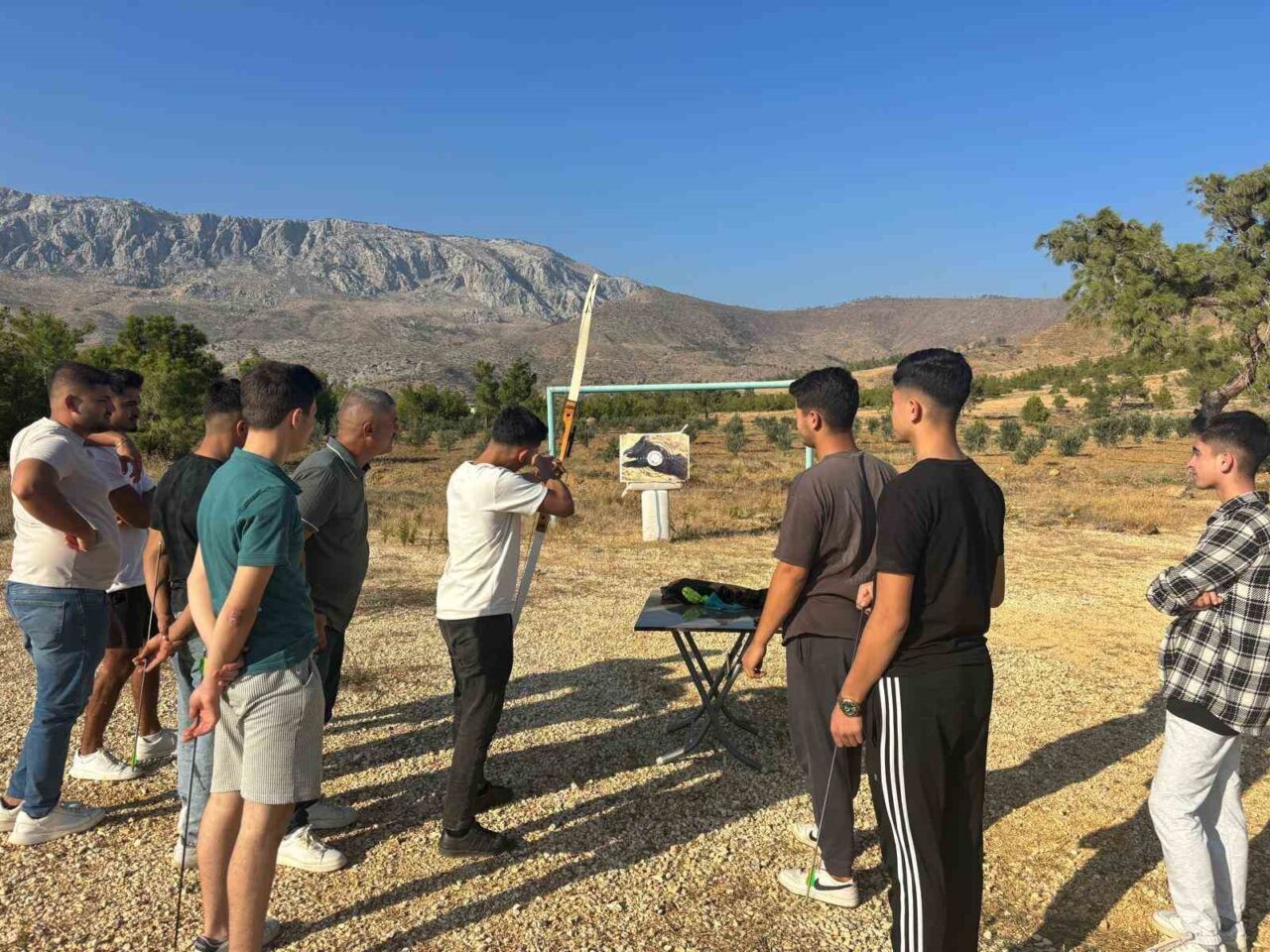 Mersin'in Silifke ilçesi Işıklı Mahallesi'nde, muhtarlık tarafından çocuklar ve gençler