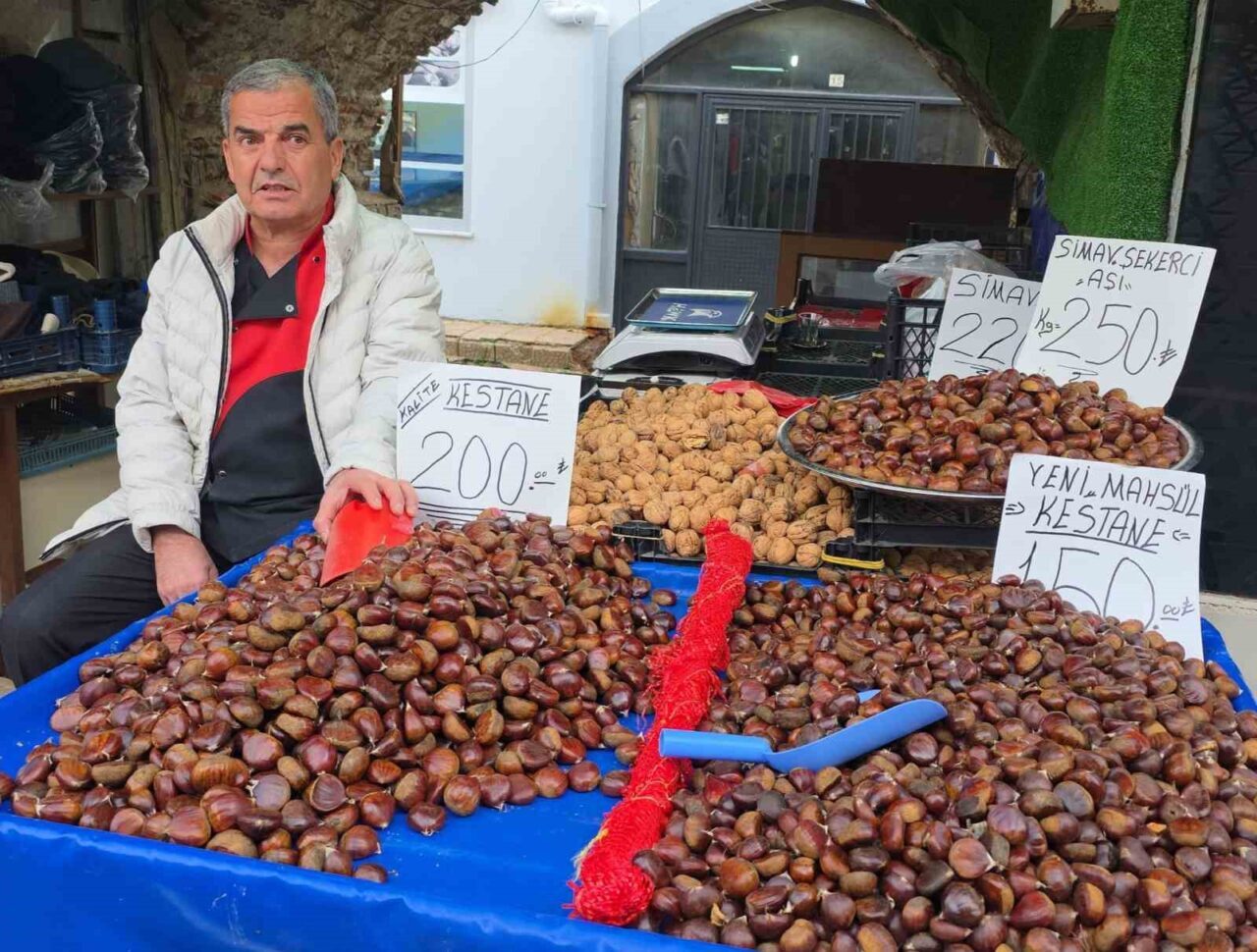 Kütahya'nın Simav ilçesinde üretilen Simav kestanesi, kış mevsiminin popüler lezzetlerinden