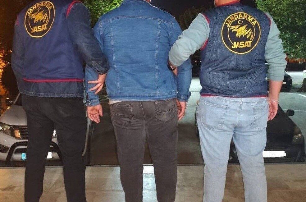 Mersin’de Ehliyet Sınavında Kopya Düzeneğiyle Yakalanan Şahıs Gözaltına Alındı Mersin'in Mut ilçesinde ehliyet sınavına dijital hileyle katılan bir kişi