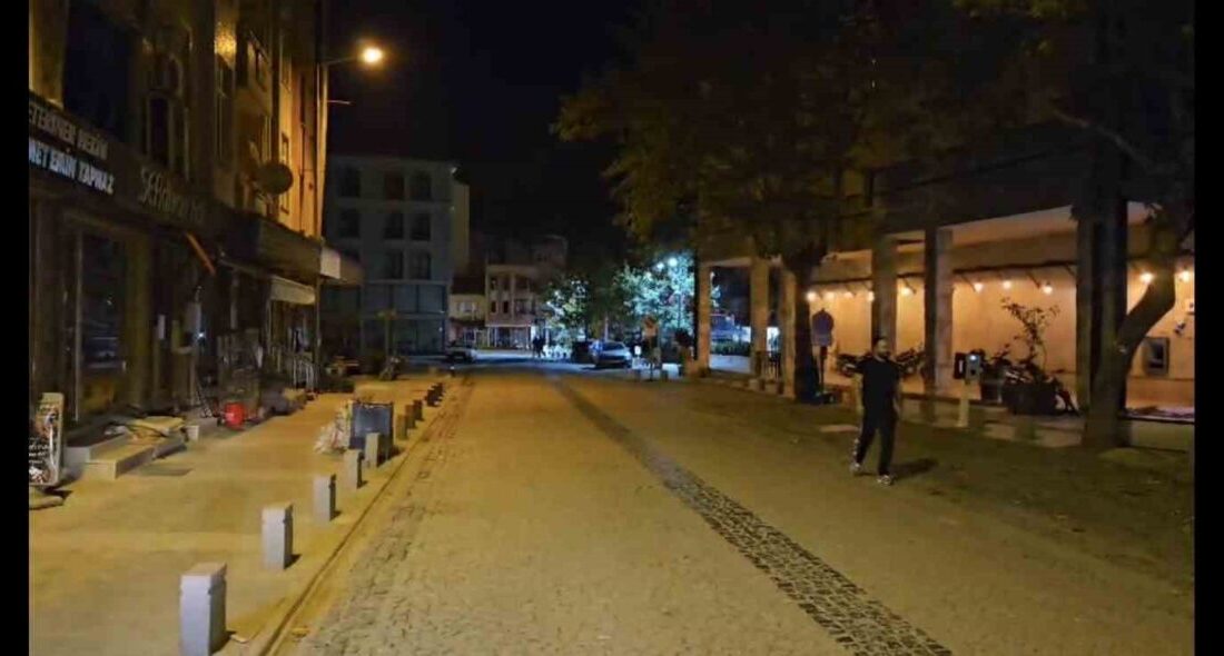 Sındırgı’da Sabah Saatlerinde Art Arda Depremler Kaydedildi Balıkesir'in Sındırgı ilçesinde sabah saatlerinde ardı ardına depremler yaşandı. İlk