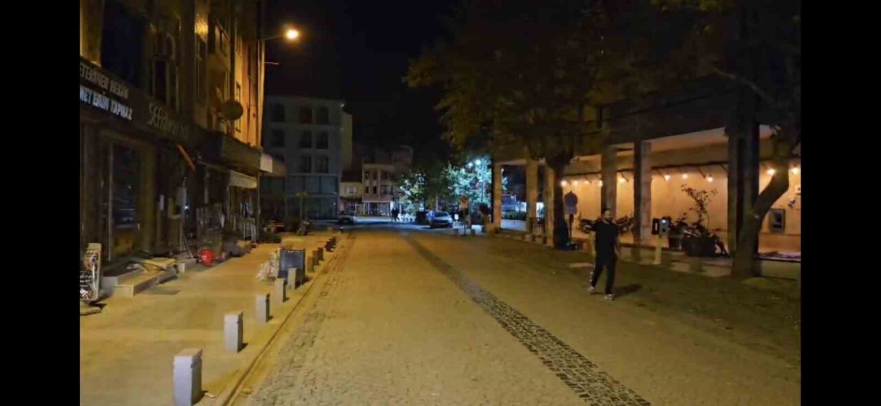 Balıkesir'in Sındırgı ilçesinde sabah saatlerinde ardı ardına depremler yaşandı. İlk