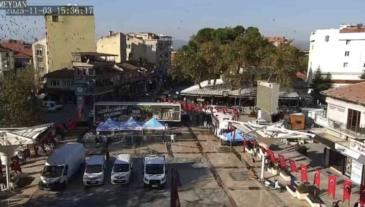 Balıkesir'in Sındırgı ilçesinde 4.9 büyüklüğünde bir deprem gerçekleşti. Bu anlar,