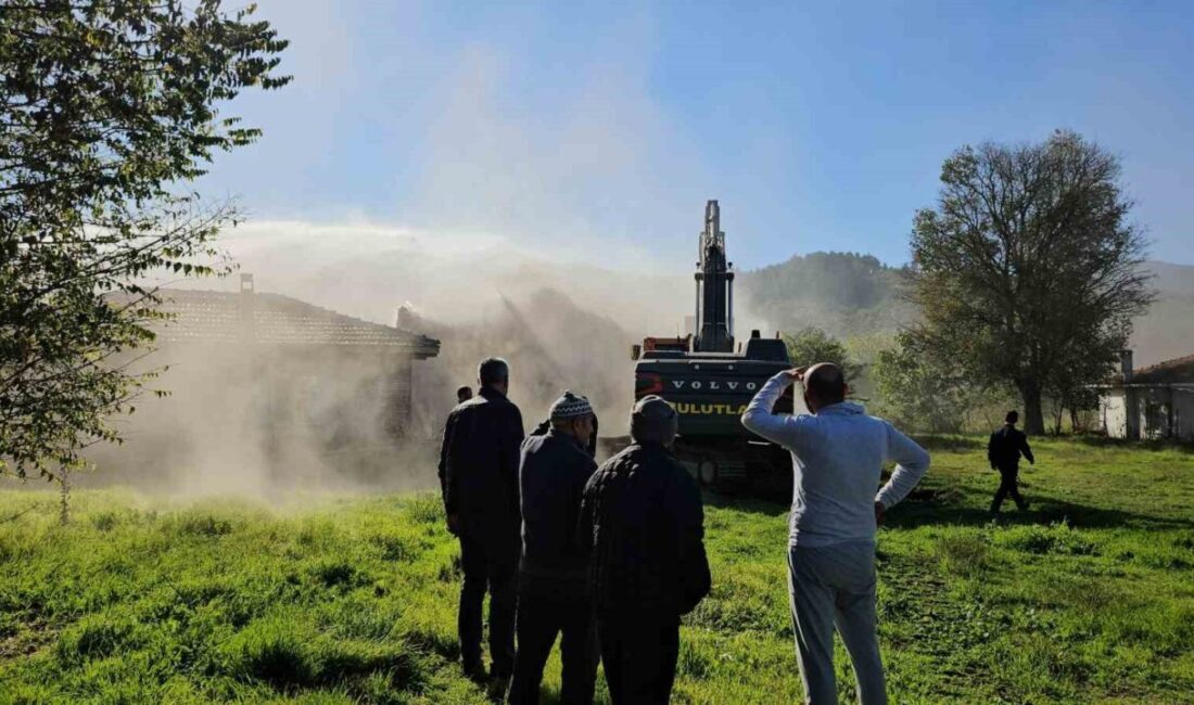 Sındırgı’da Depremzedelere Geçici Konteyner Verilirken, 52 Yıllık Yuvanın Yıkımını Hüzünle İzleyen Çift Gözyaşlarını Tutamadı Balıkesir'in Sındırgı ilçesinde yaşanan depremler nedeniyle yıkım çalışmaları hızla devam