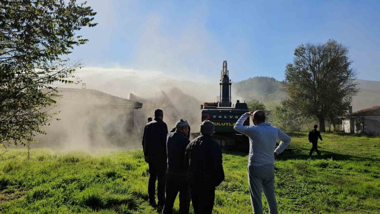 Balıkesir'in Sındırgı ilçesinde yaşanan depremler nedeniyle yıkım çalışmaları hızla devam
