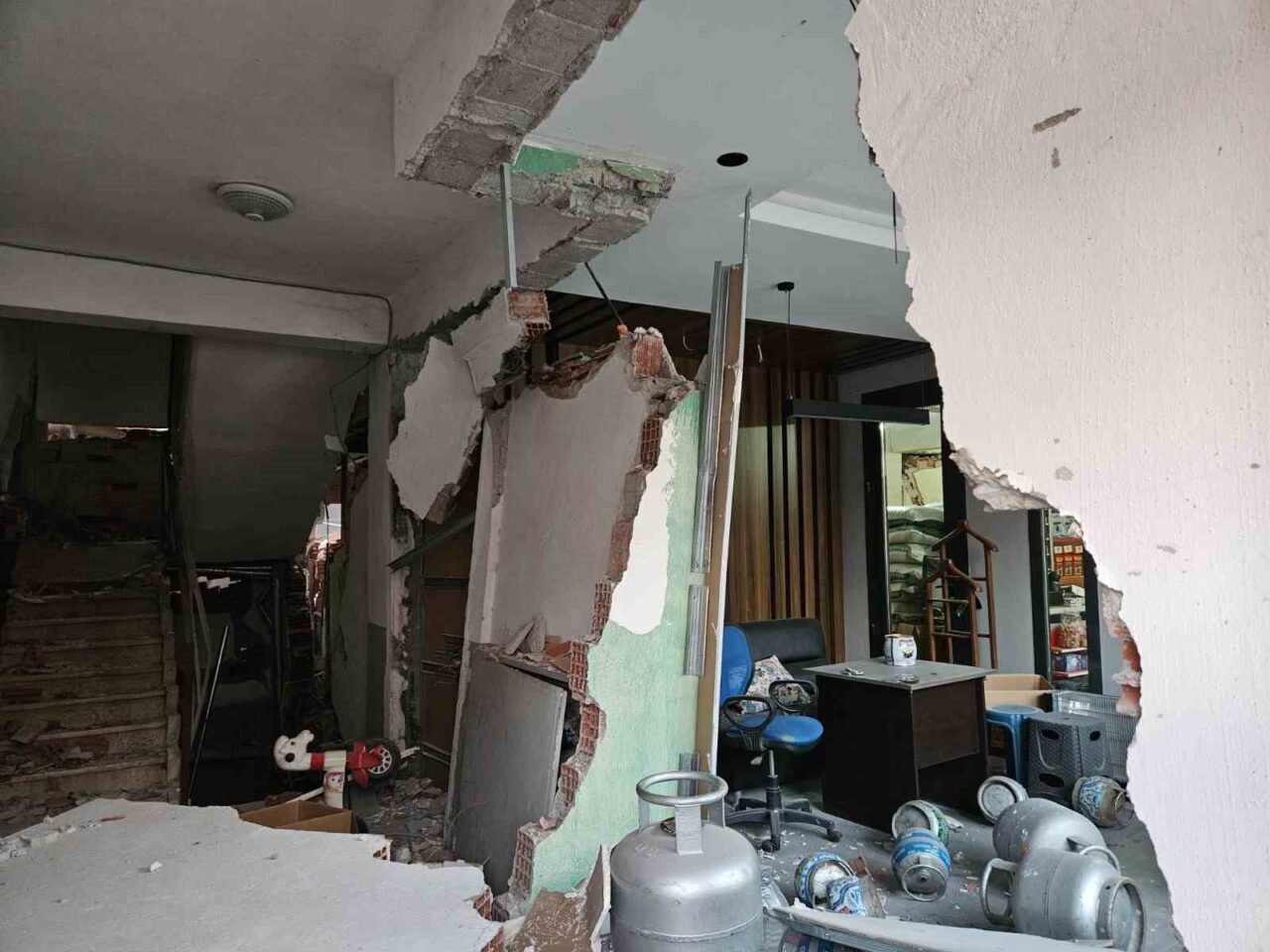 Balıkesir'in Sındırgı ilçesinde yaşanan iki deprem, yerel esnafı derinden etkiledi.