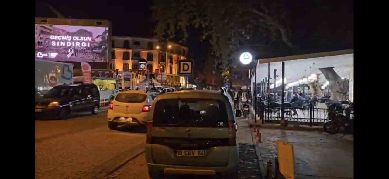 Balıkesir Sındırgı'da 4,3 büyüklüğünde bir deprem, ilçe ve çevresinde paniğe