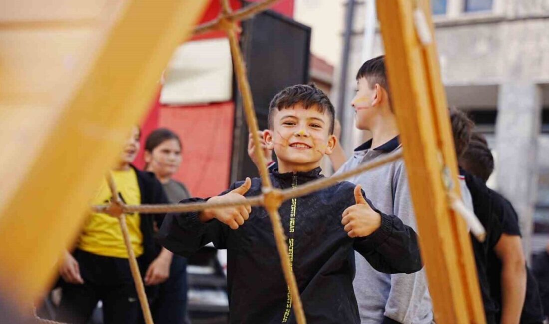 Balıkesir'in Sındırgı ilçesinde depremden etkilenen çocuklara moral sağlamak amacıyla "Geleneksel