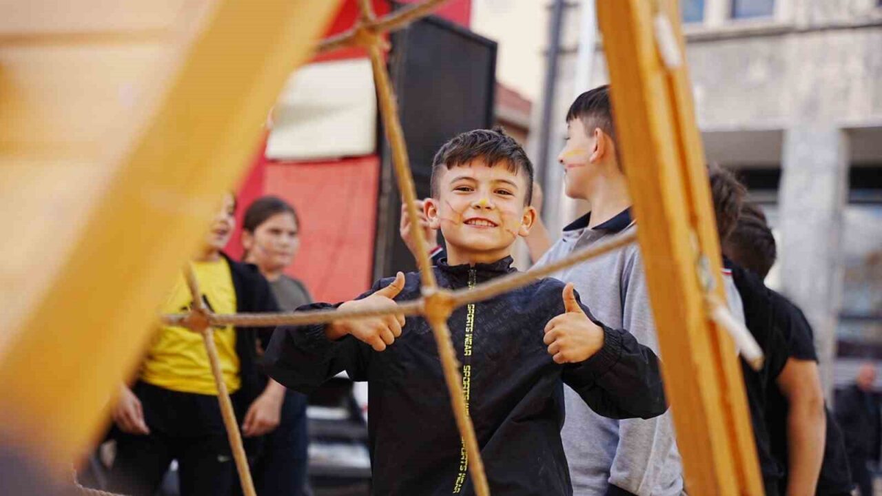Balıkesir'in Sındırgı ilçesinde depremden etkilenen çocuklara moral sağlamak amacıyla "Geleneksel