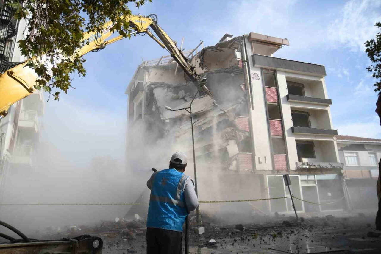 Balıkesir’in Sındırgı ilçesinde 6,1 büyüklüğündeki depremlerin ardından, 9 ağır hasarlı