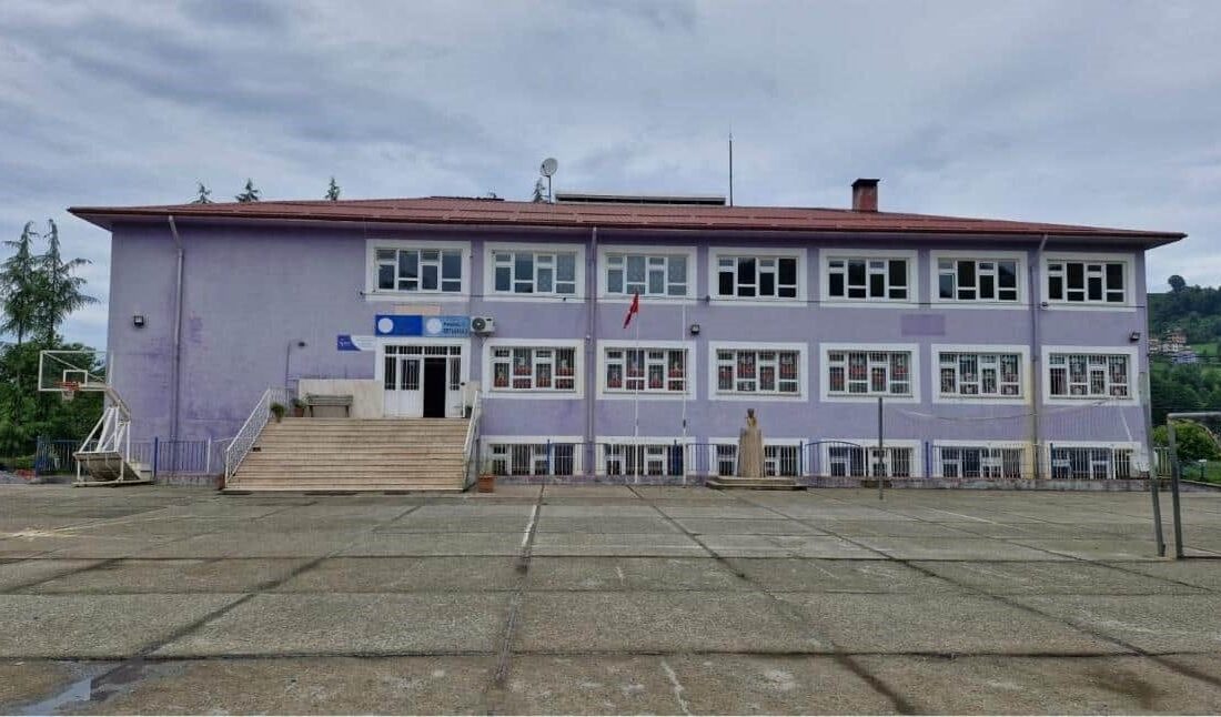Trabzon’da Ortaokul Öğrencisi Sınıfta Ani Rahatsızlık Geçirerek Hayatını Kaybetti Trabzon'un Of ilçesinde 13 yaşındaki Baran Yazgan, Pınaraltı Ortaokulu'nda rahatsızlanarak