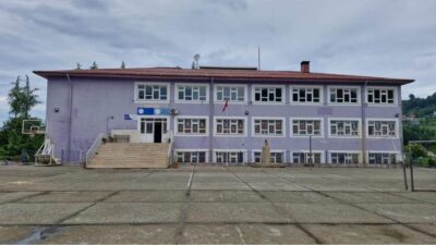 Trabzon'un Of ilçesinde 13 yaşındaki Baran Yazgan, Pınaraltı Ortaokulu'nda rahatsızlanarak
