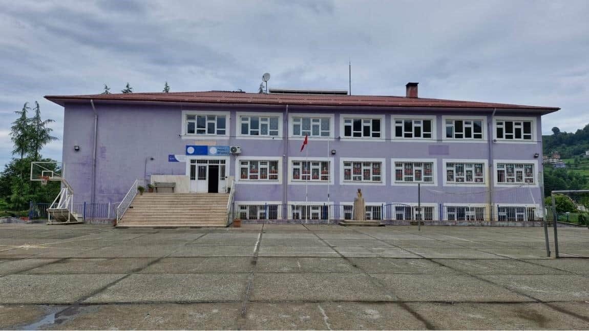 Trabzon'un Of ilçesinde 13 yaşındaki Baran Yazgan, Pınaraltı Ortaokulu'nda rahatsızlanarak
