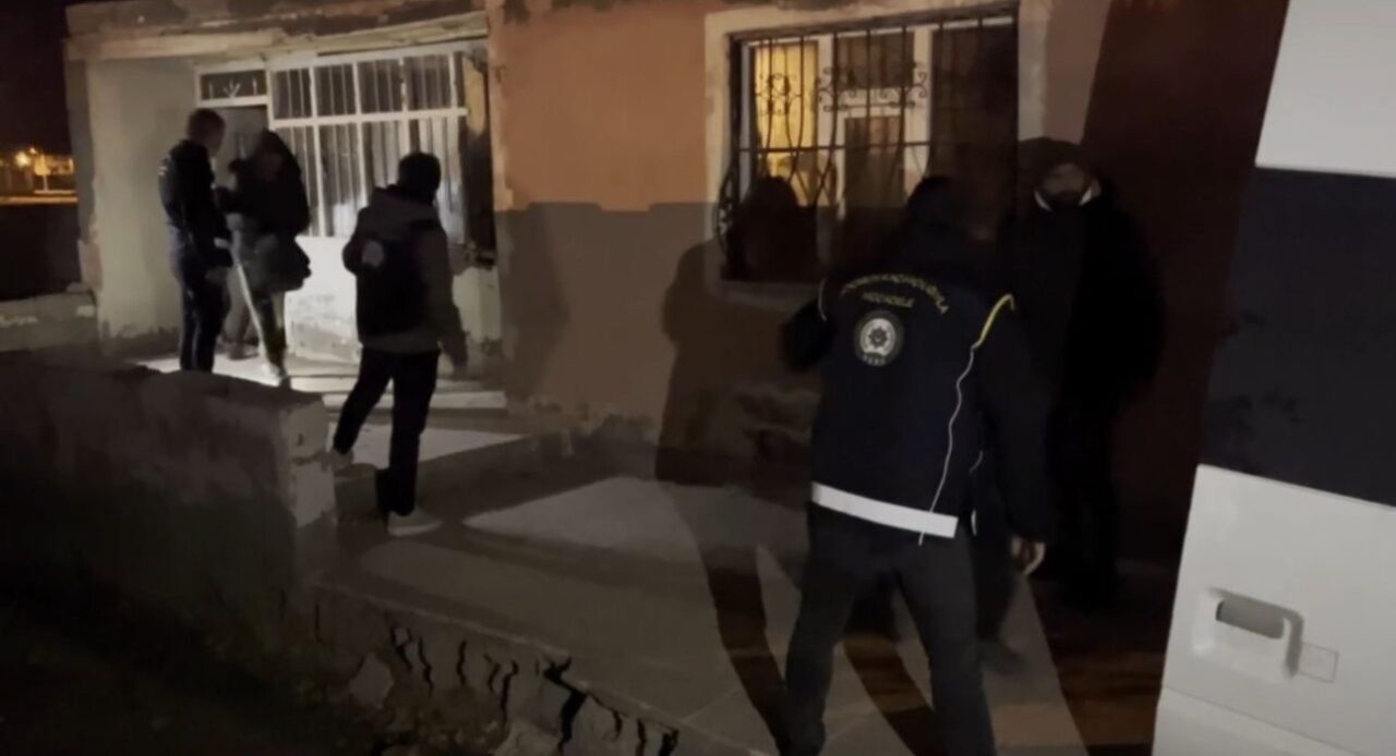 Ağrı'nın Doğubayazıt ilçesinde, düzensiz göçmen kaçakçılığına yönelik yapılan operasyonda 24