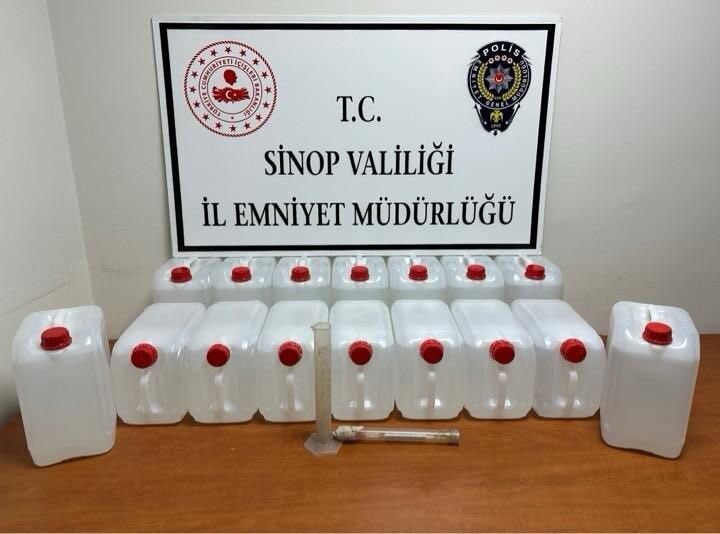 Sinop'ta düzenlenen operasyonda 60 litre sahte etil alkol ele geçirilirken,