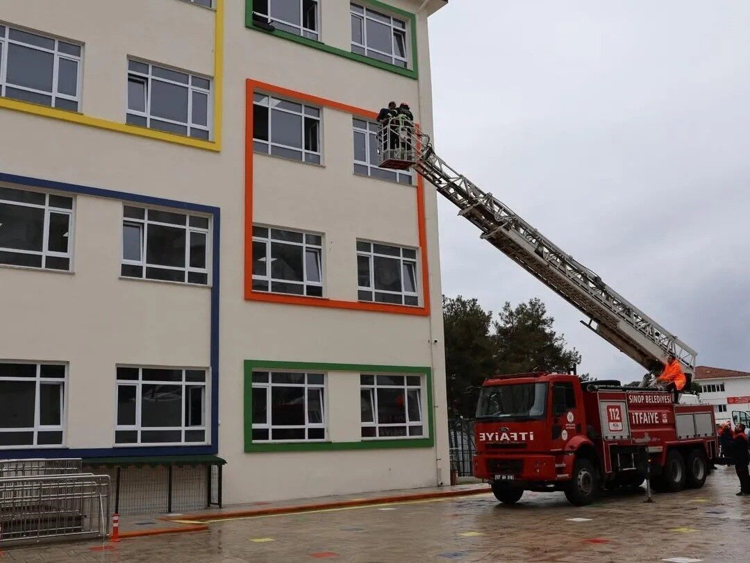 Sinop'ta Afet Risklerini Azaltma Günü dolayısıyla düzenlenen tatbikatta, Gelincik Ortaokulu'nda