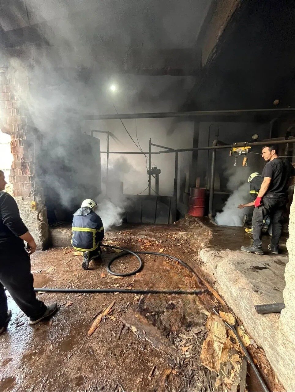 Sinop'un Ayancık ilçesindeki sanayi sitesinde bir iş yerinde çıkan yangın,