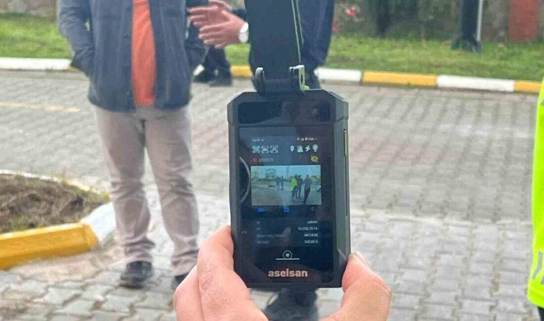 Sinop Emniyet Müdürlüğü, ASELSAN’ın ürettiği 116 yaka kamerasını trafik polislerine teslim etti Sinop İl Emniyet Müdürlüğü'nde düzenlenen törende, ASELSAN'ın ürettiği 116 yaka