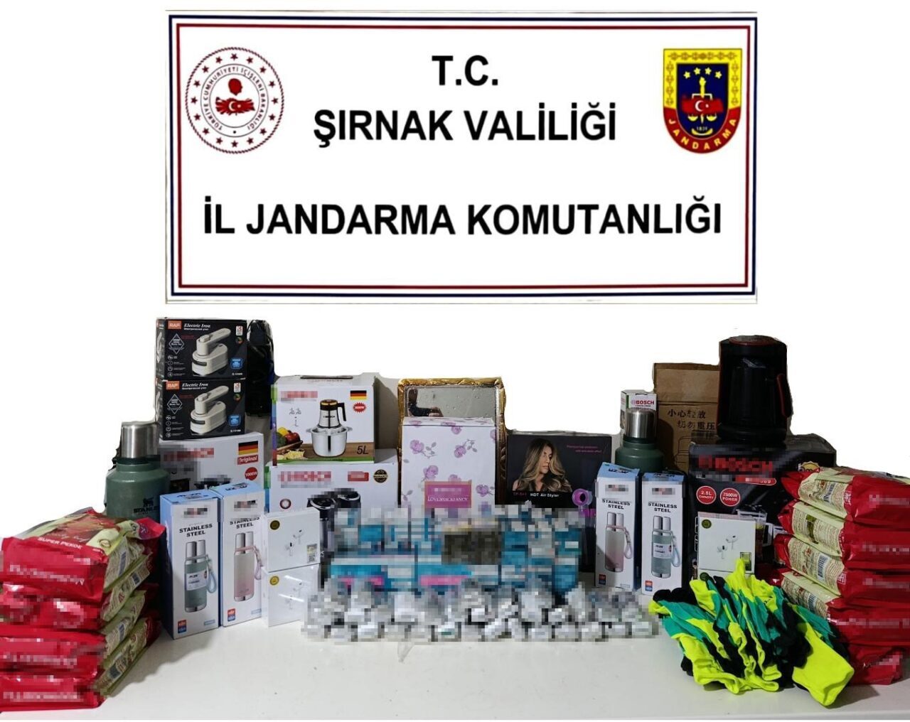 Şırnak’ta gerçekleştirilen operasyon sonucunda 14 milyon lira değerinde kaçak ürün ele geçirildi, 2 kişi tutuklandı.