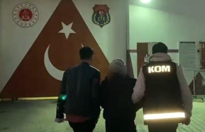 Şırnak’ta 2 yıl 6 ay hapis cezası bulunan firari şahıs yakalandı Şırnak'ta kaçakçılık suçundan 2 yıl 6 ay hapis cezası bulunan