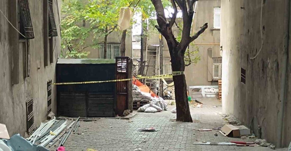 Şırnak’ta Kavga Sonucu Baltayla Öldürülen Kişinin Hayatı Kaybedildi Şırnak'ta, Ömer Kayar, R.N. tarafından baltayla saldırıya uğrayarak hayatını kaybetti.