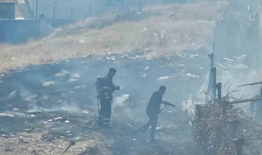 Şırnak'ın Yeni Mahalle'sinde bir boş arazideki odun ve lastikler yanarak
